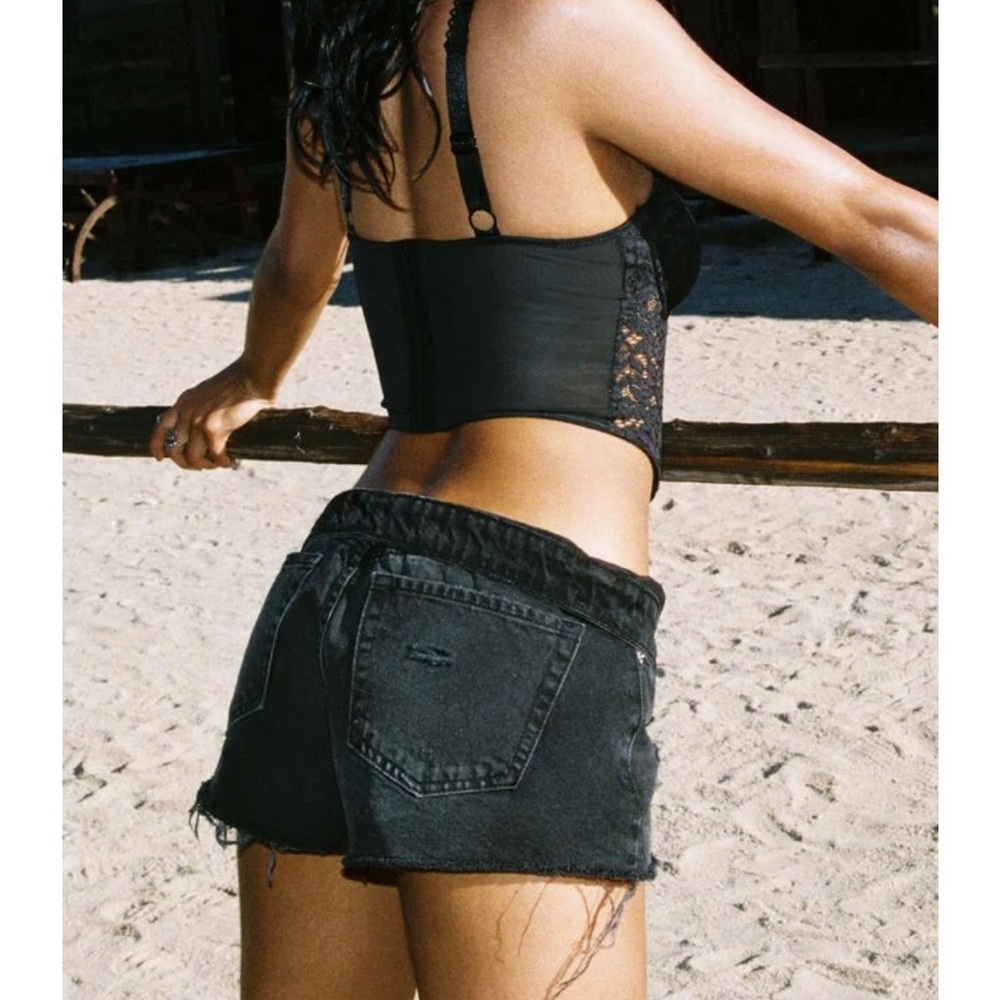 Black Shorts / Garage